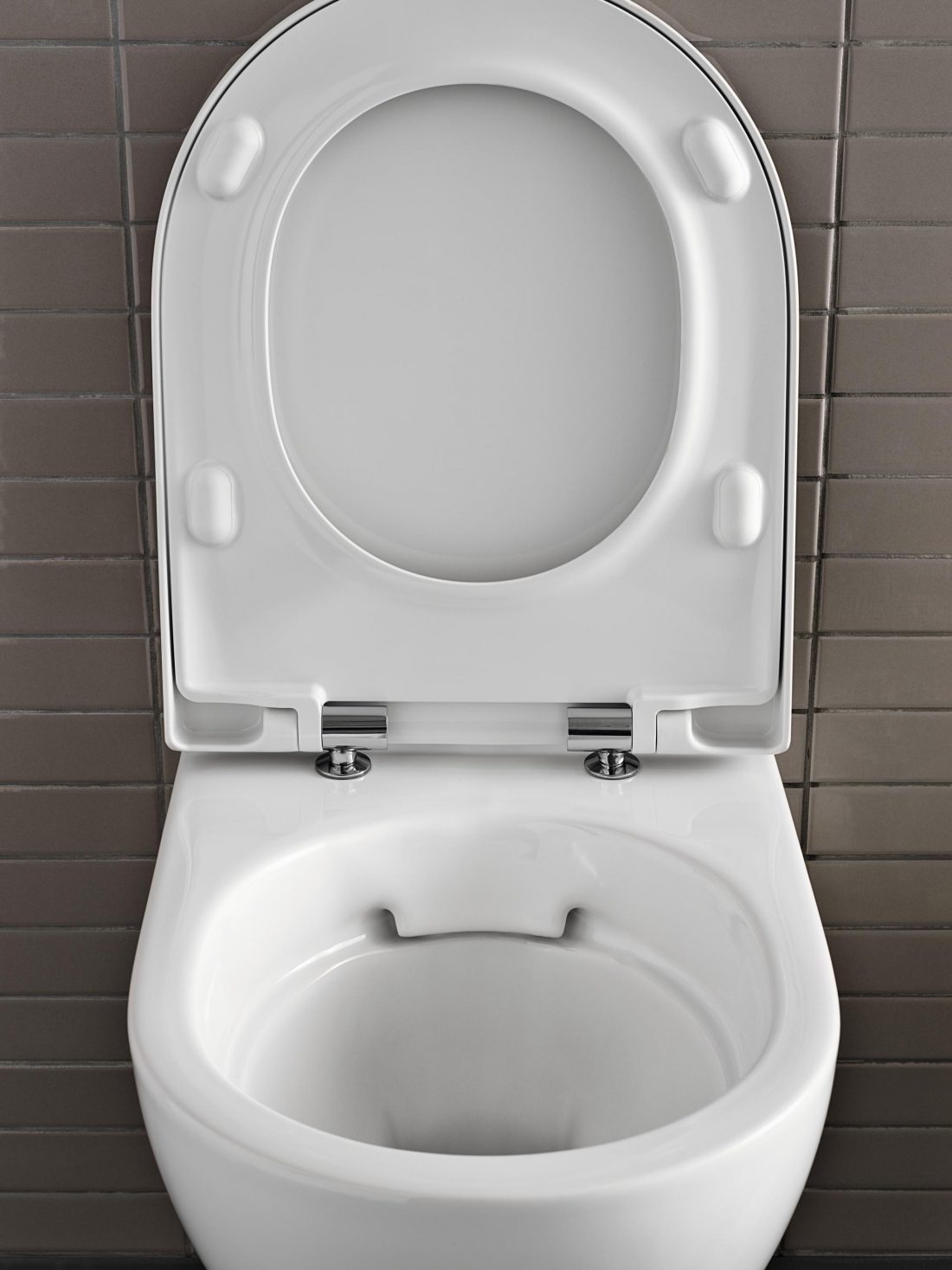 Rimfree to opatentowana technologia misek bezkołnierzowych, opracowana przez Geberit. Innowacyjny system opłukiwania miski oraz dopracowany w najdrobniejszym detalu kształt ceramiki sprawia, że woda nie rozbryzguje się poza ceramikę, a zarazem dokładnie obmywa jej wnętrze. Miski WC Rimfree w połączeniu ze stelażem podtynkowym Geberit tworzą idealną parę. Technologia Rimfree dostępna jest wielu modelach misek WC marki Koło oraz w ceramice spod znaku Geberit – m.in. w jednej z najciekawszych premier 2019 roku jakim jest kolekcja Acanto, czyli kompletna propozycja wyposażenia łazienek.