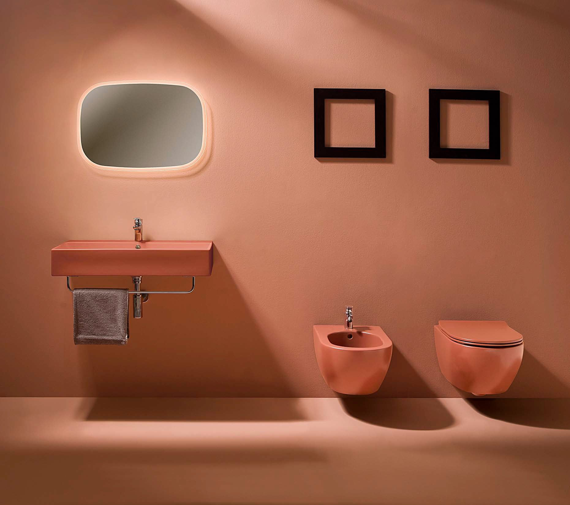 Ceramiczny komplet z serii App marki Flaminia w nowym kolorze UVA